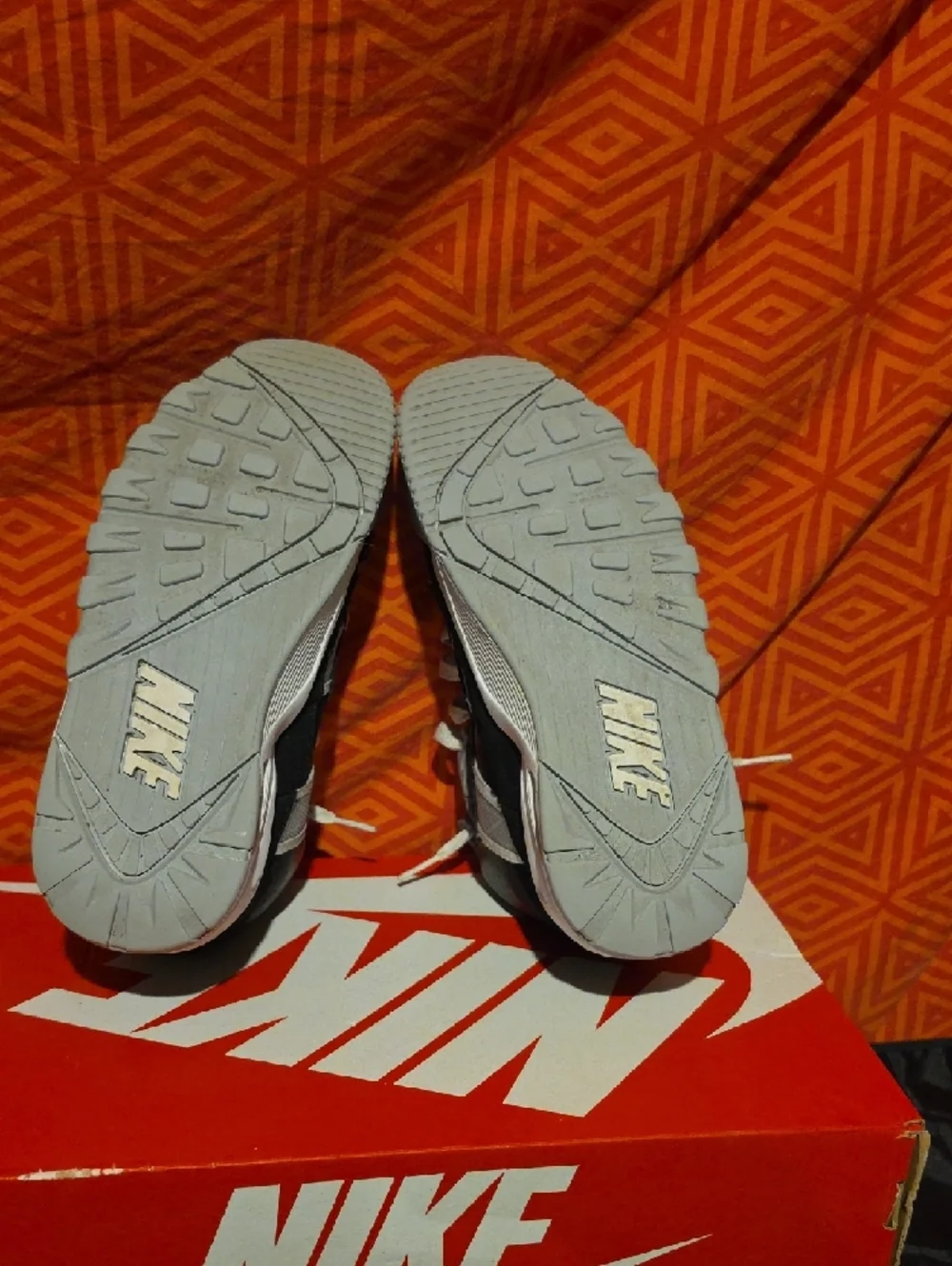Nike Kids Black and Gray Low-Top Sneakers with White Laces - Picture 8 of 11